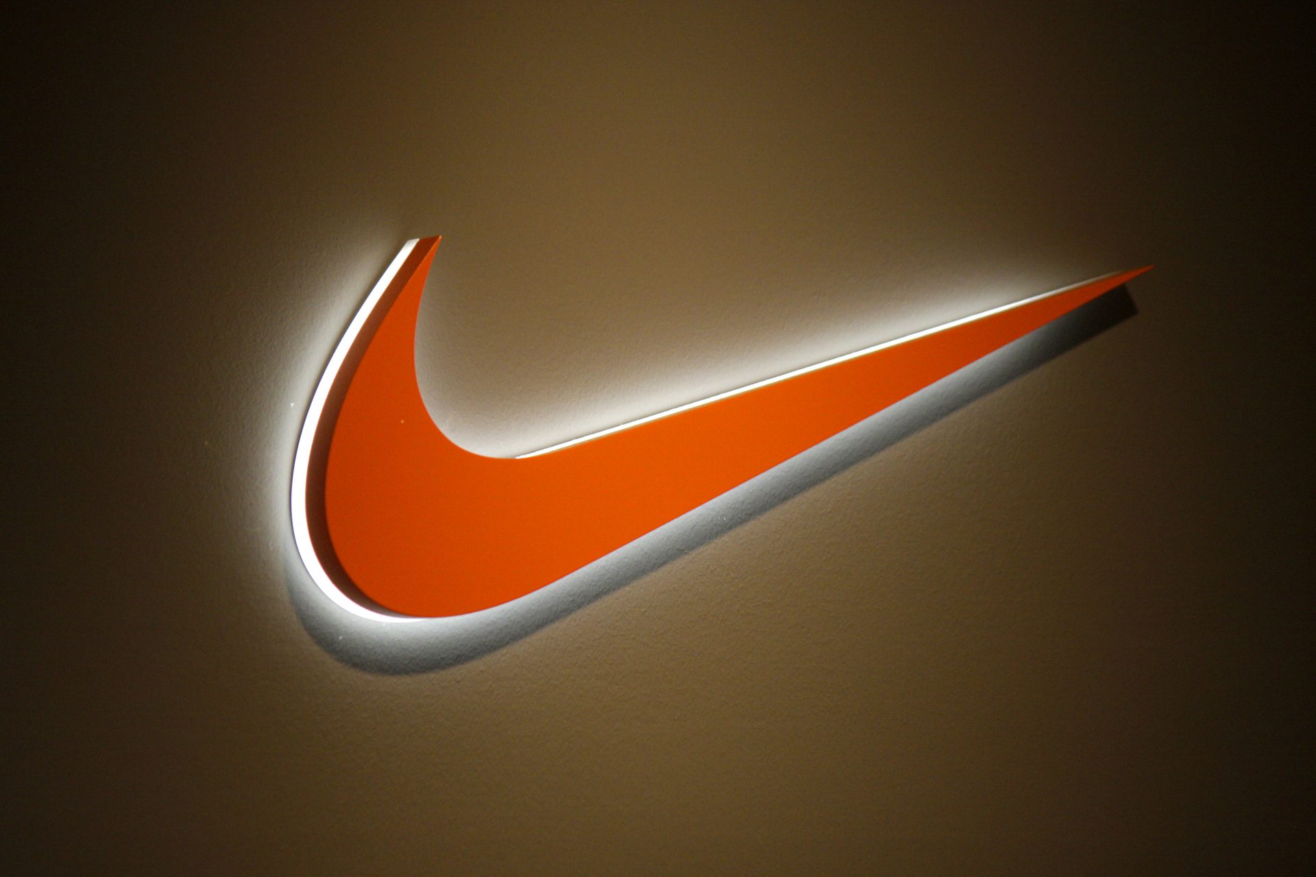 Когда вышел найк. Nike 3 Swoosh. Nike brand. Nike Swoosh 1971. Свуш найк Эволюция.